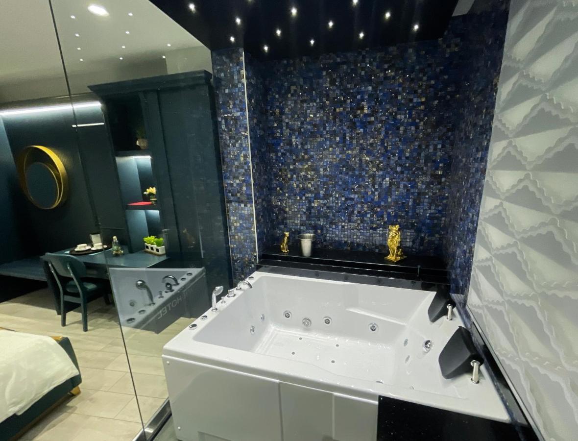 White Crown Hotel Kamez Kültér fotó